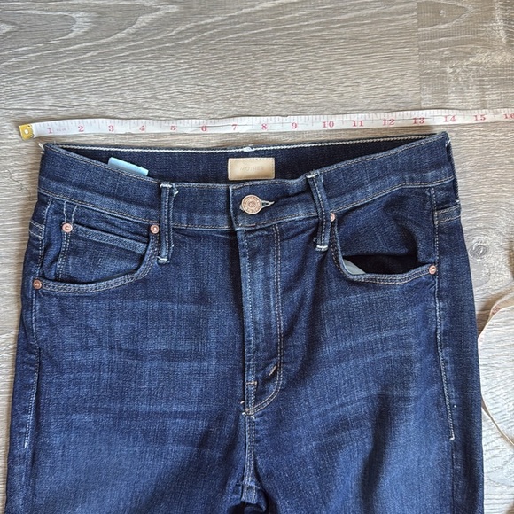 Mother Denim The Cha Cha Fray in Clean Sweep 27 - Picture 6 of 12